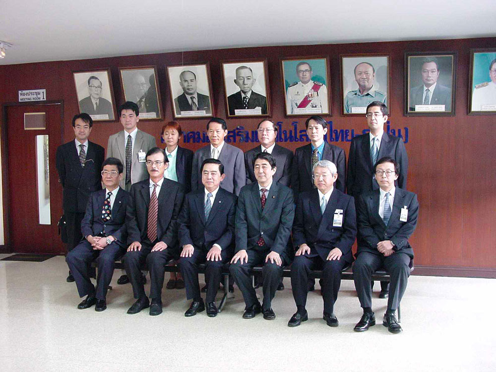 安倍晋三元総理はTPAスクンビット29本部をご訪問され、TPA幹部と共に記念撮影を行いました。