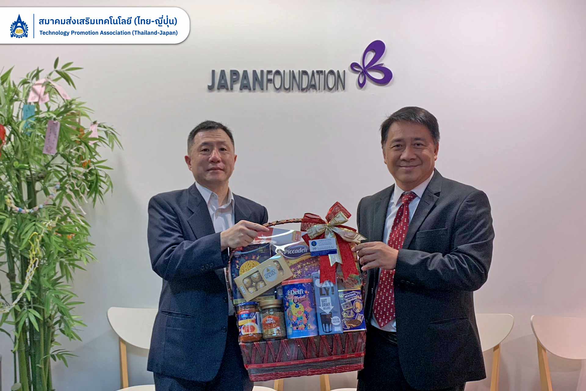 ดร. สุพจน์ ชินวีระพันธุ์ ผู้อำนวยการสมาคม เข้าพบ Mr Kuriyama Masayuki Director General, The Japan Foundation, Bangkok เนื่องในโอกาสเทศกาลปีใหม่