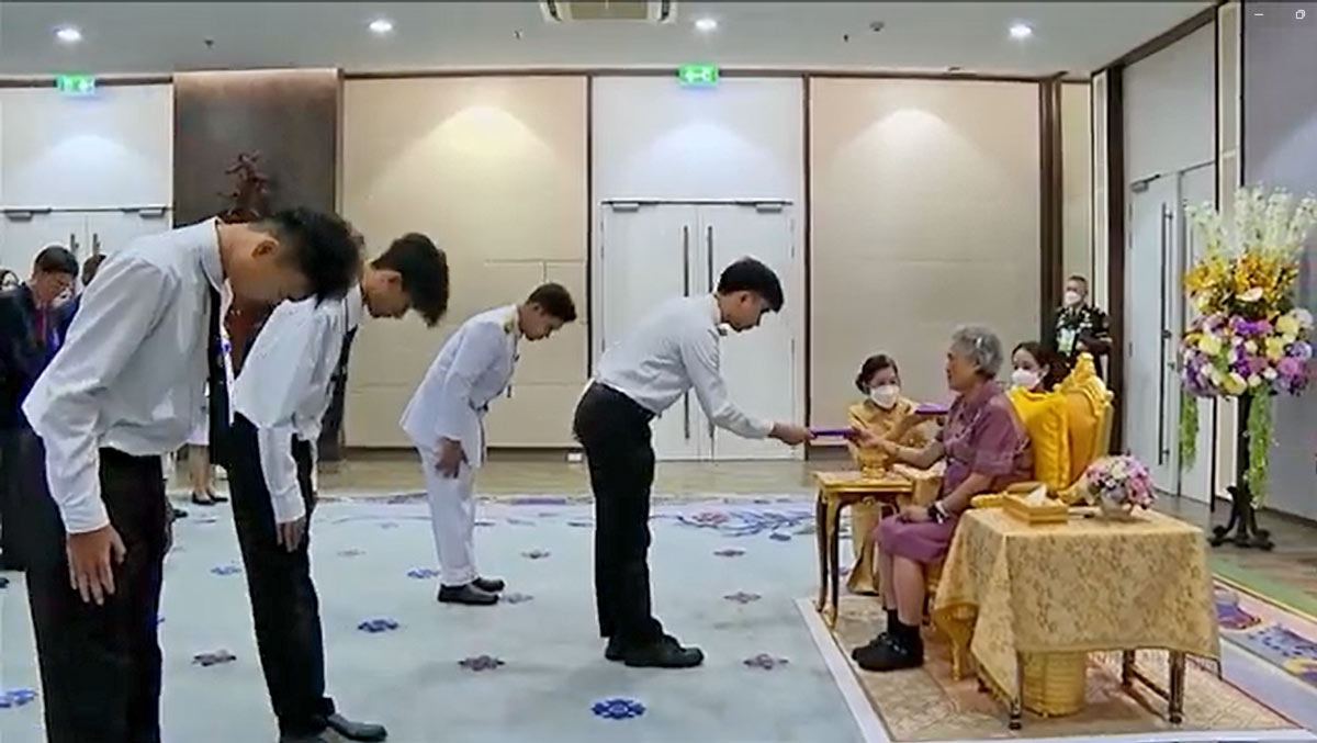 ส.ส.ท. ได้รับพระมหากรุณาธิคุณอย่างหาที่สุดมิได้ จากสมเด็จพระกนิษฐาธิราชเจ้า กรมสมเด็จพระเทพรัตนราชสุดา ฯ สยามบรมราชกุมารี พระราชทานพระราชวโรกาสให้ คณะผู้จัดการแข่งขันหุ่นยนต์ ส.ส.ท. ชิงแชมป์ประเทศไทย ประจำปี 2567 ร่วมเข้าเฝ้าทูลละอองพระบาท ณ วังสระปทุม