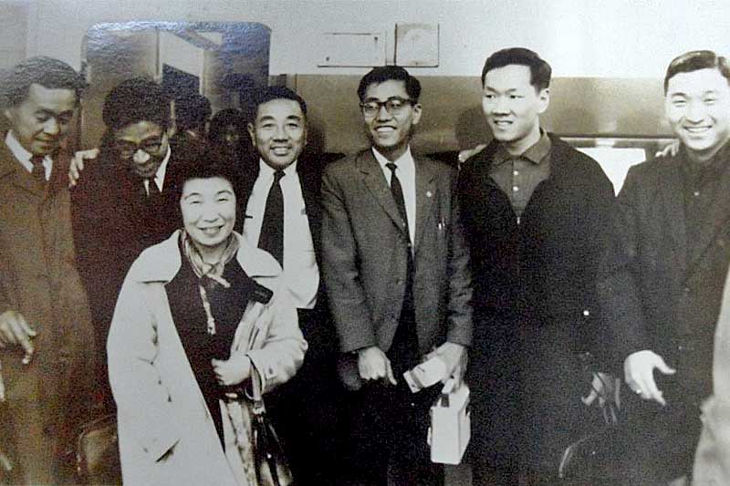 ภรรยาอาจารย์โกอิจิ โฮซูมิมาส่ง สุวิทย์ วิบูลย์เศรษฐ์ กับสุจินต์ สุวรรณชีพ เดินทางกลับประเทศไทย ที่สถานีรถไฟโตเกียว วันที่ 14 เมษายน ค.ศ.1965