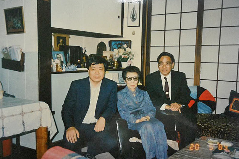 Mr.Tominaga กับคุณสุวิทย์ ไปเยี่ยมภรรยาอาจารย์ Hozumi ที่ห้องรับแขกของหอ Shinseigakuryo